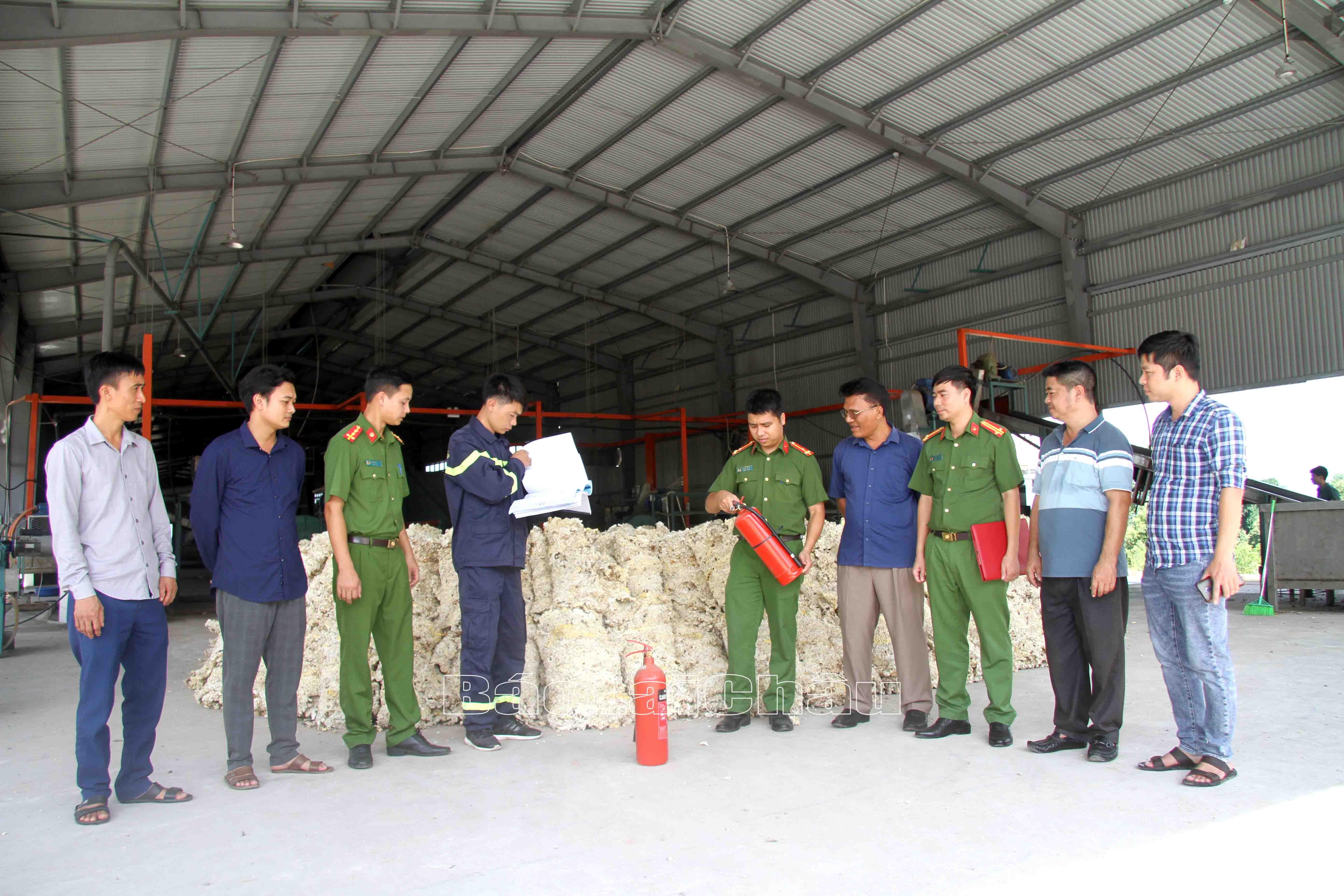 Cán bộ Phòng Cảnh sát PCCC & CNCH - Công an tỉnh kiểm tra bình chữa cháy tại Nhà máy chế biến mủ cao su Lai Châu.